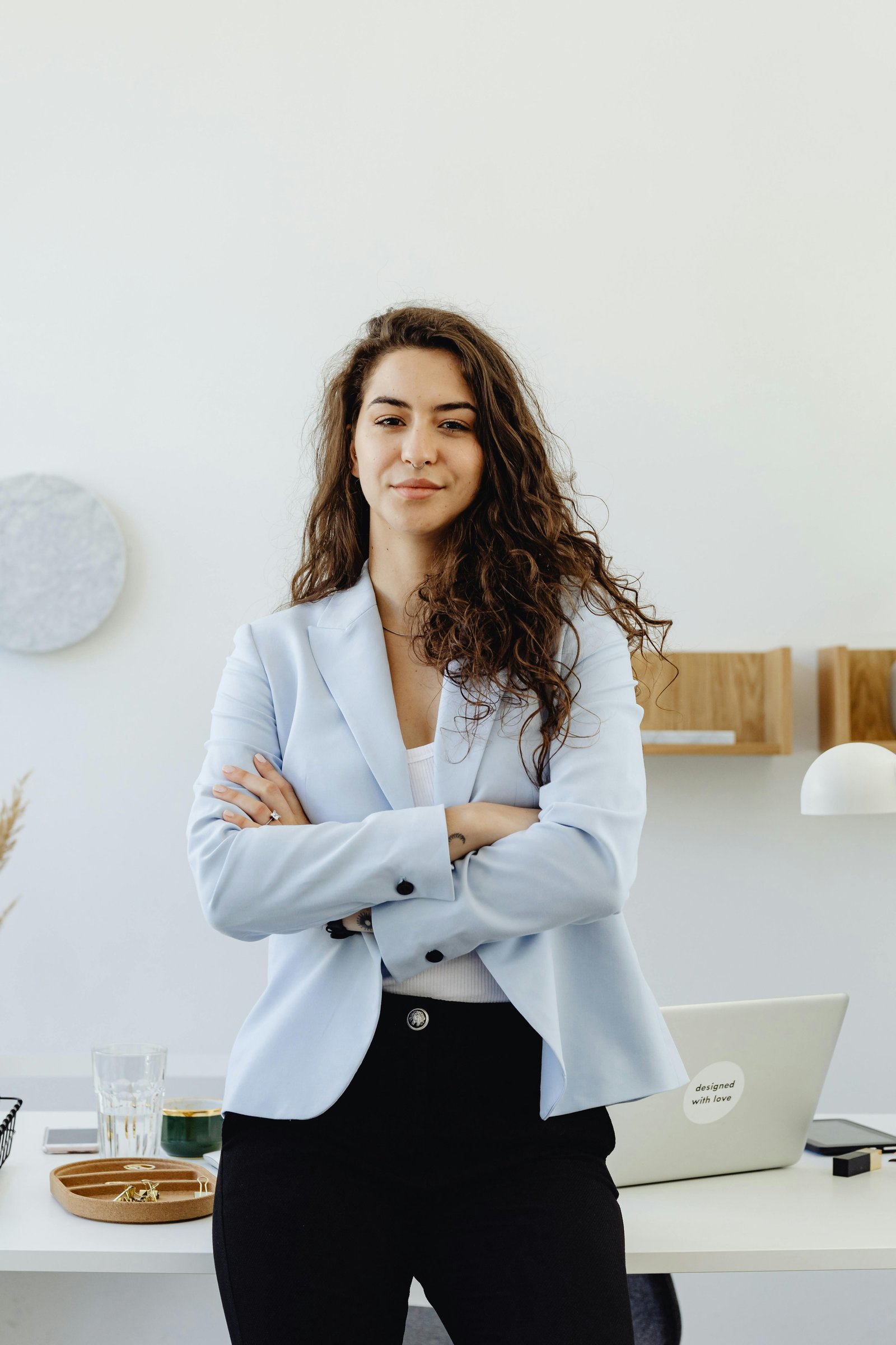 Femme indépendante souriante en blazer blanc illustrant la réussite et l’épanouissement professionnel