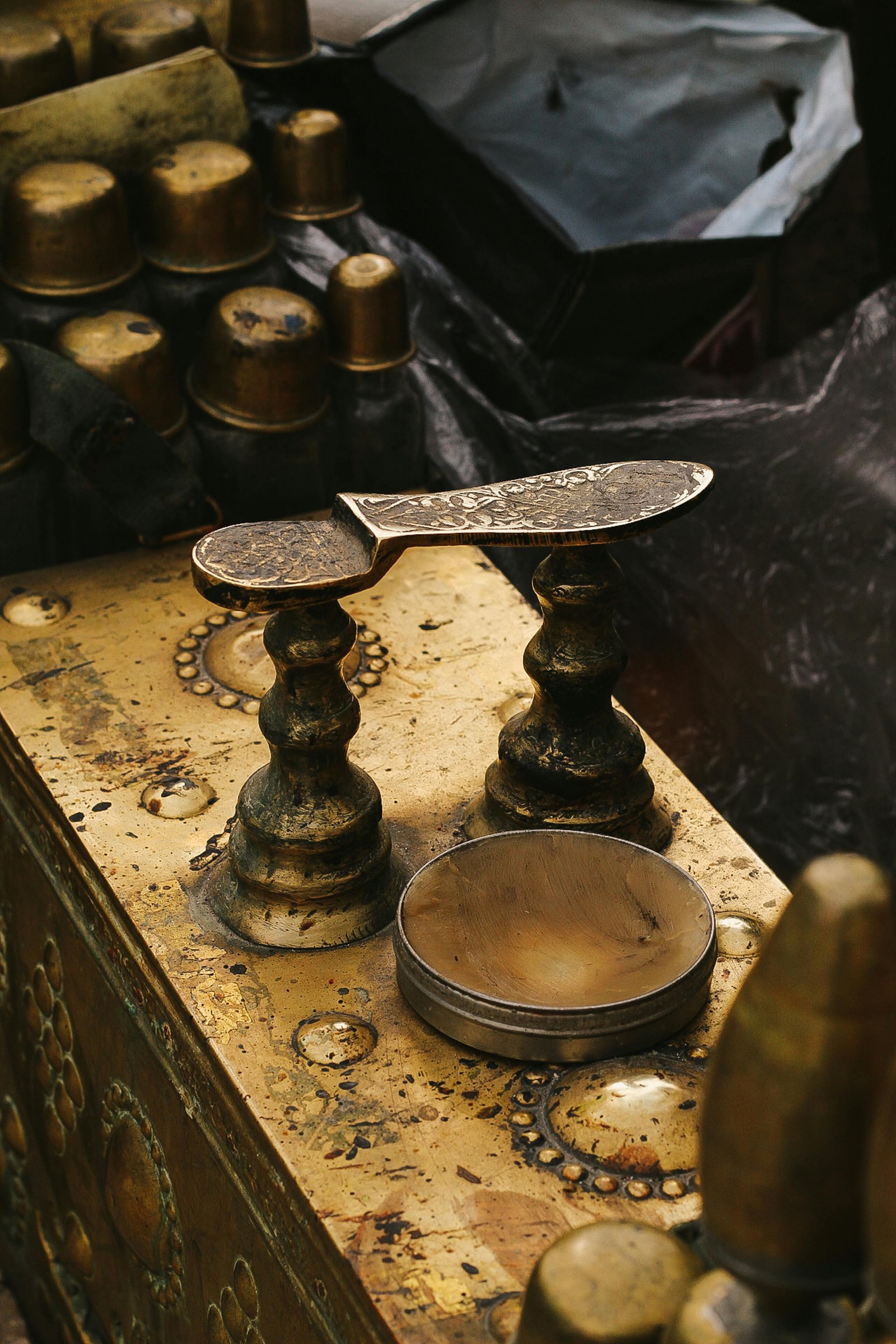 Touriste maladroit lors d'un atelier d'artisanat traditionnel