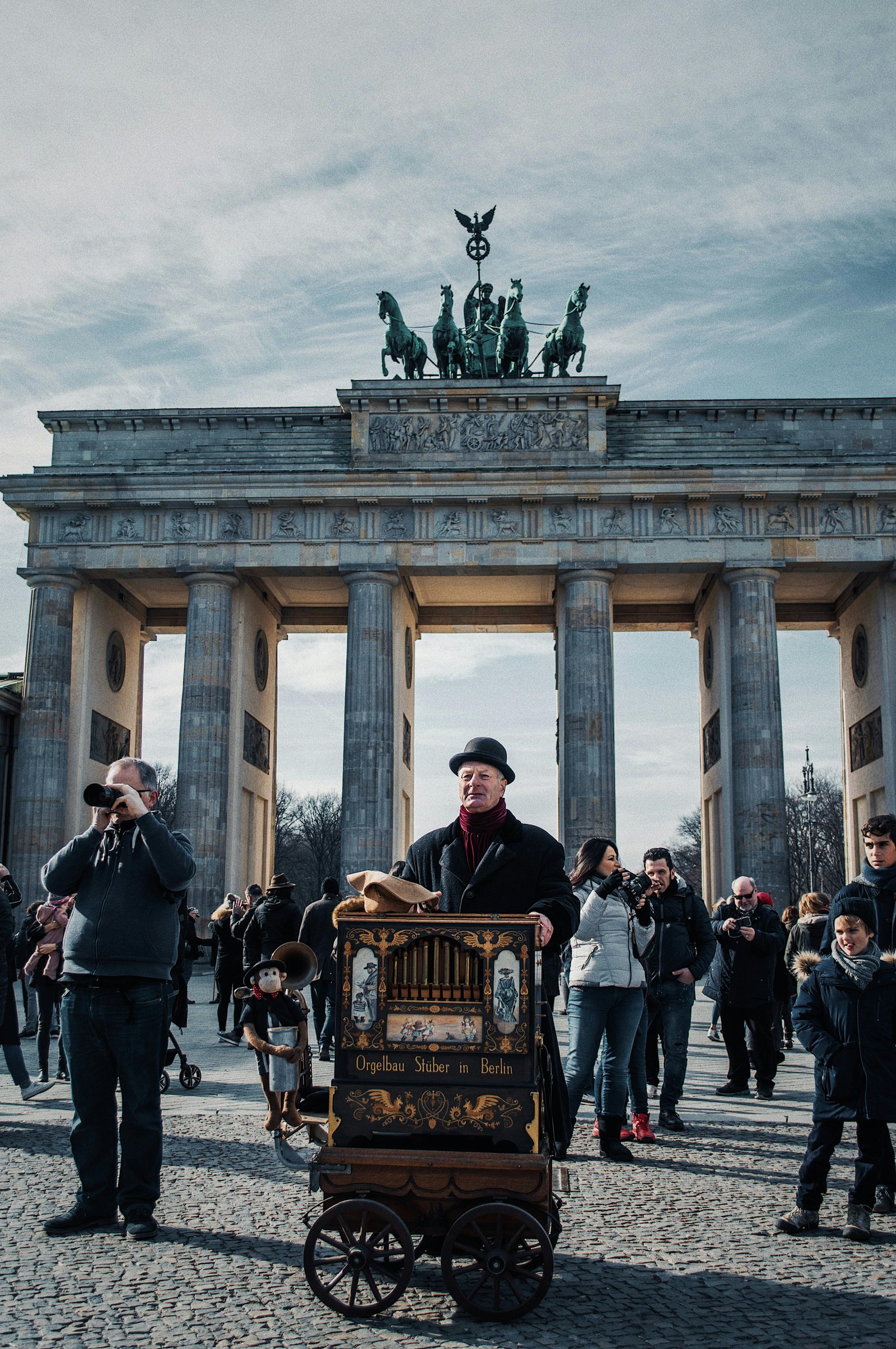 Touristes prenant des selfies devant un monument historique